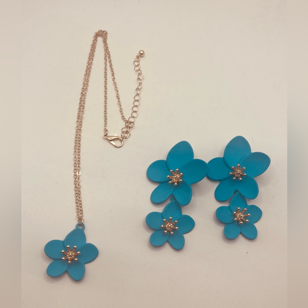 Set necklace and earrings for women flowers design